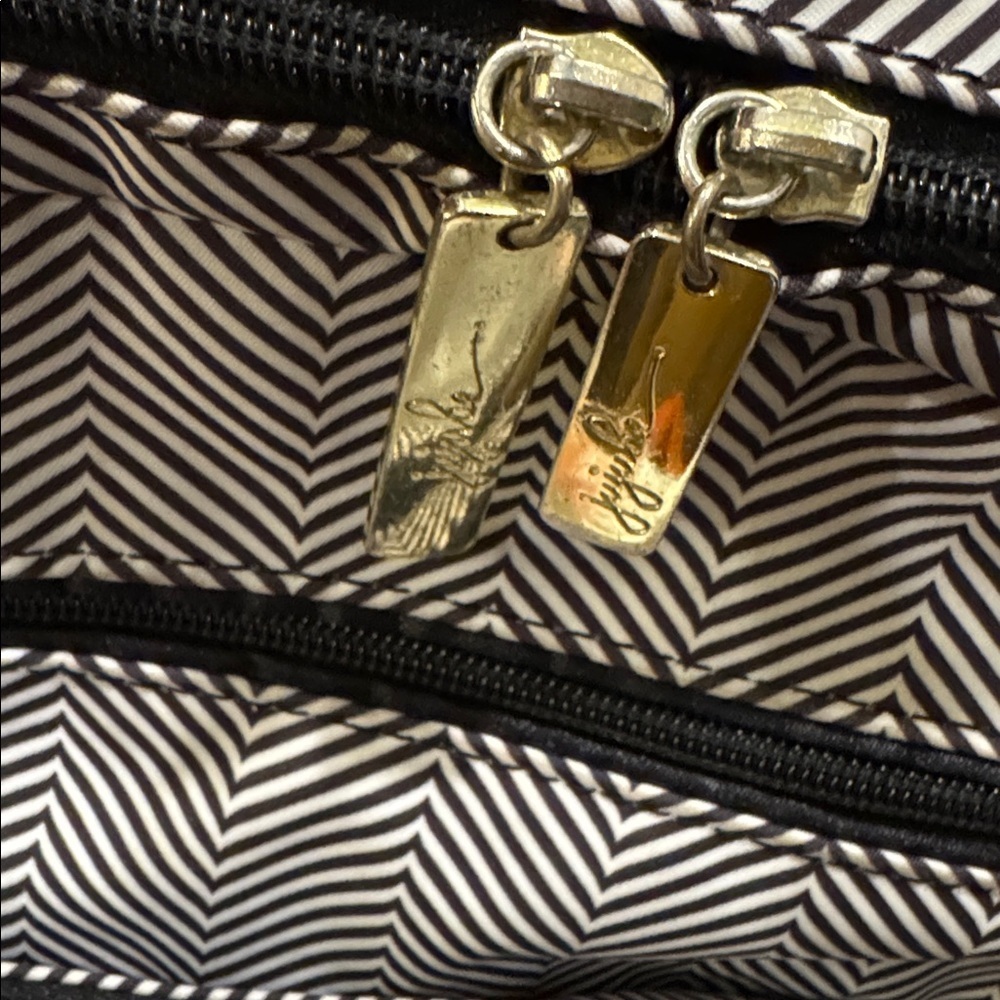 JuJuBe Be Right Back backpack diaper bag in Queen of the Nile chevron pattern - Picture 14 of 14